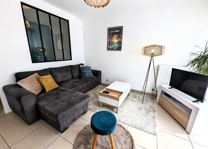 Apparemment Moderne Au Coeur De Bayonne